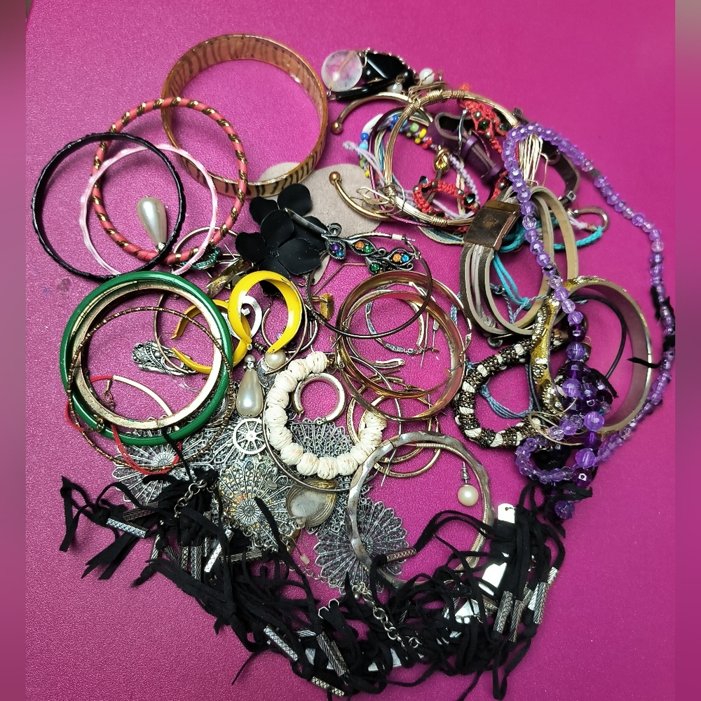Lot Of Jewelry Broken Scrap And Crafts 1lb0.6